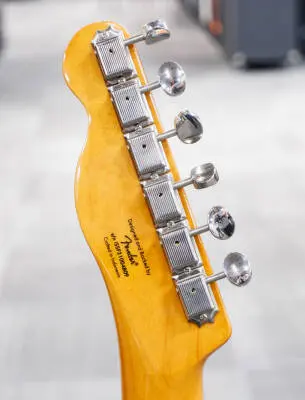 Squier - FSR Classic Vibe '60s Custom Esquire Electric Guitar - 3-Colour Sunburst 2